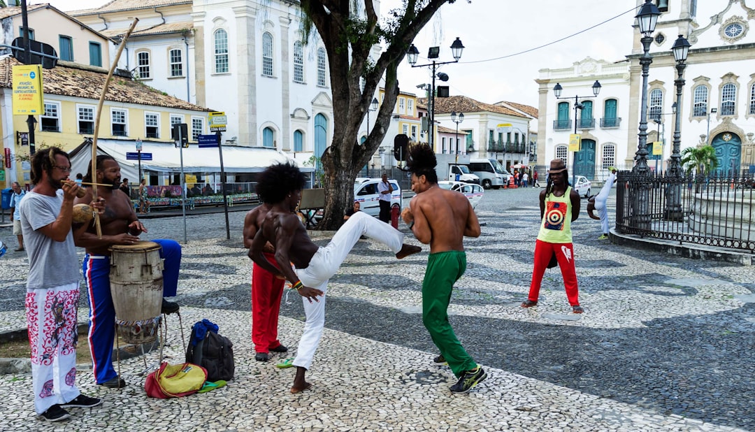 Atividade cultural e esportiva em praça pública na Bahia